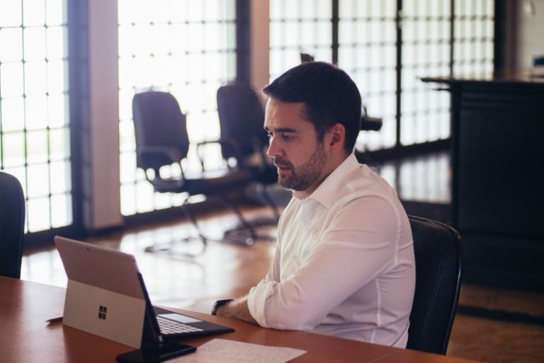 Governo do estado afirma que vai pagar reajuste do piso salarial dos professores da rede estadual