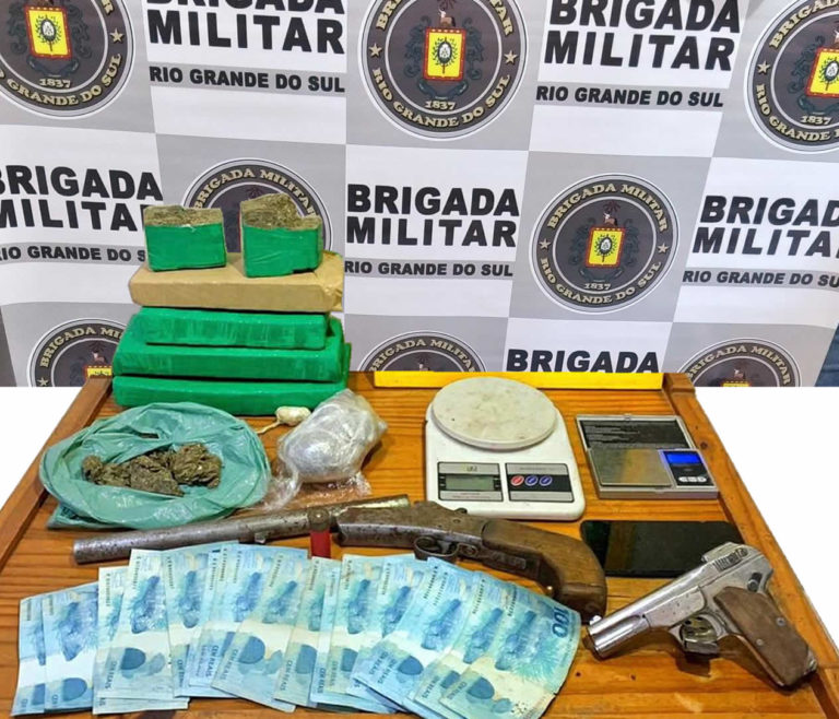 Mulher tenta escapar da polícia, mas é presa com drogas e armas