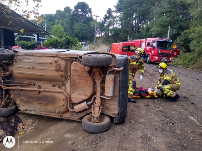 Após quase atropelar crianças, homem perde o controle e capota veículo