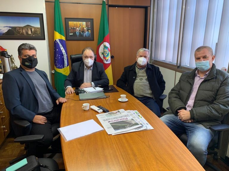 Prefeito Constantino discute concessão do Caracol e busca de emendas parlamentares para investimentos na área da saúde
