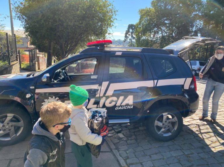 Famílias carentes recebem doações de roupas em Canela