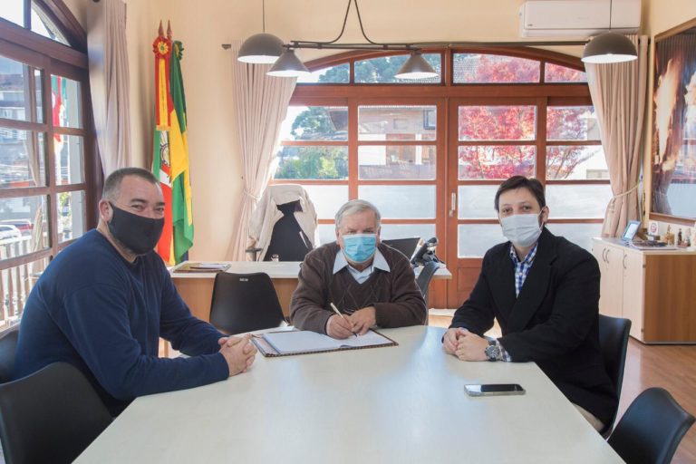 Prefeito Constantino Orsolin sai de férias e Gilberto Cezar assume a Prefeitura de Canela