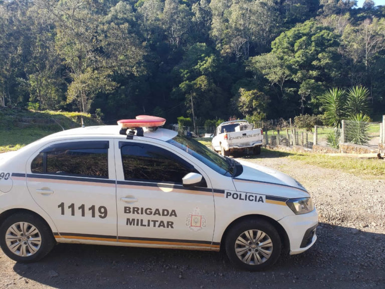Morador flagra roubo em sua casa e polícia prende criminosos