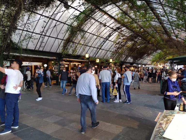 Engarrafamentos e aglomerações: Canela e Gramado registram grande movimentação de turistas