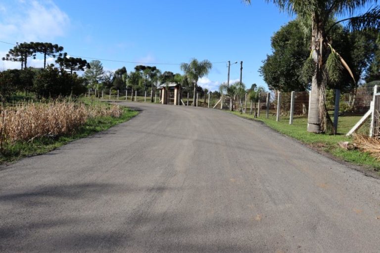 Secretaria de Obras recupera mais de dois quilômetros da Estrada da Serra Grande
