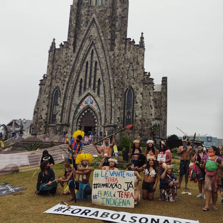 Manifestantes se expressam contra o governo Bolsonaro