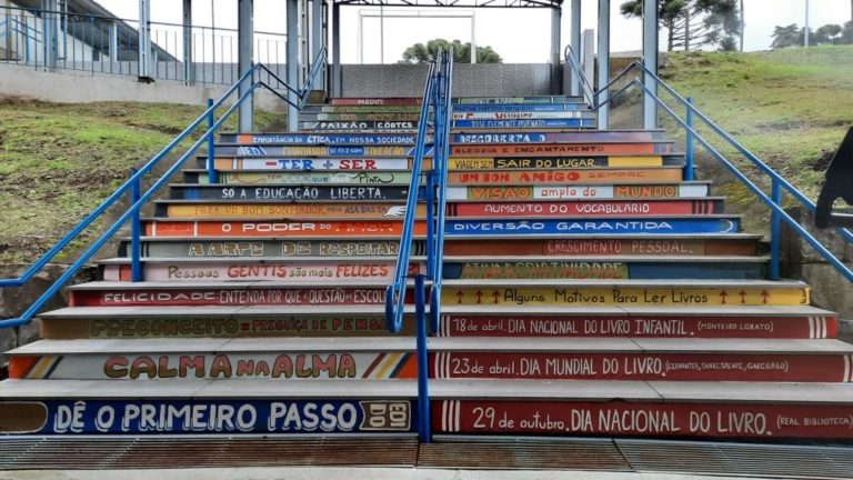Escadaria histórica da Escola Danton vira obra de arte ao ar livre