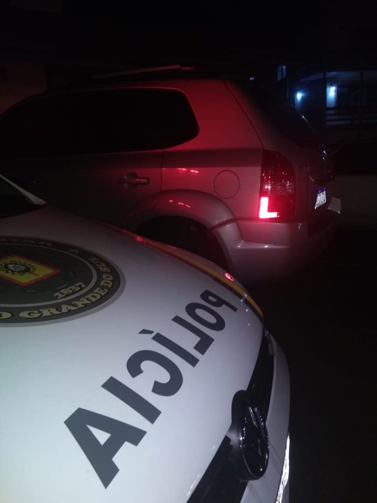 Homem tem carro roubado, vai atrás do bandido e consegue recuperar