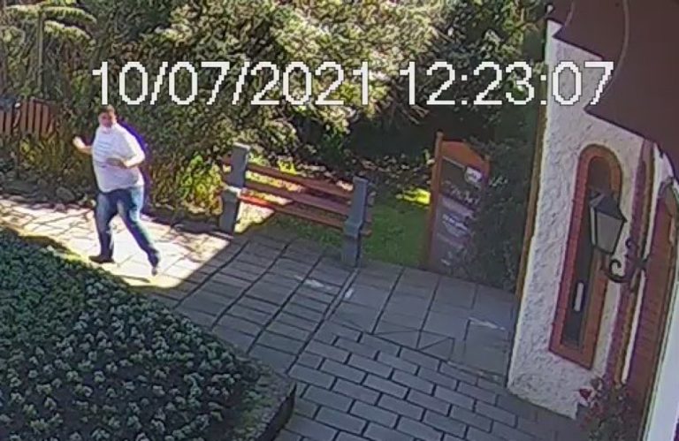 Vendedor ambulante é flagrado depredando fachada da Prefeitura de Gramado