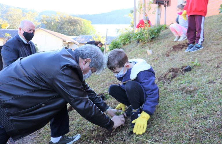 Gramado comemora Dia da Hortênsia com o plantio de 100 mil mudas