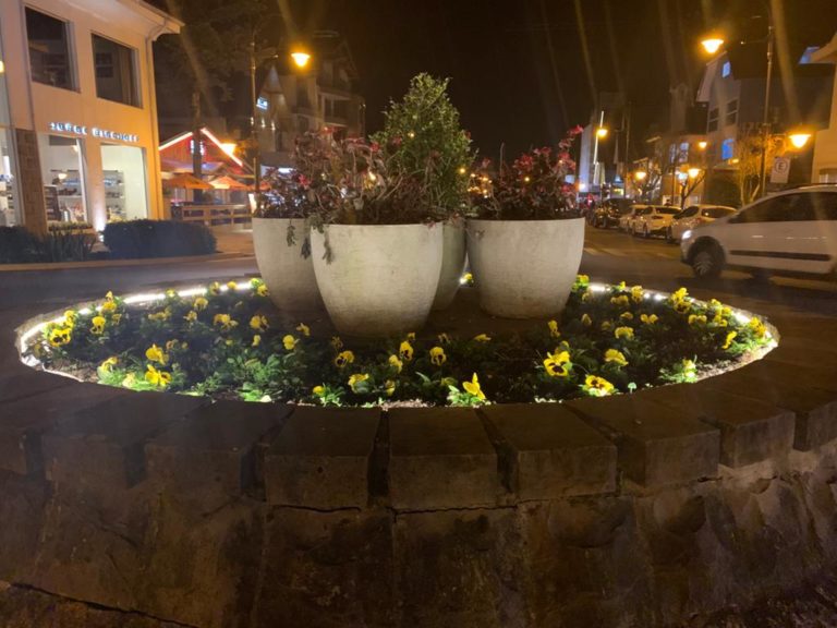 Rotatórias recebem iluminação no centro de Gramado