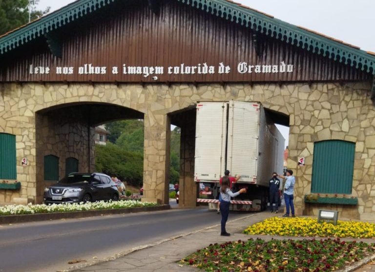 Entalado no pórtico
