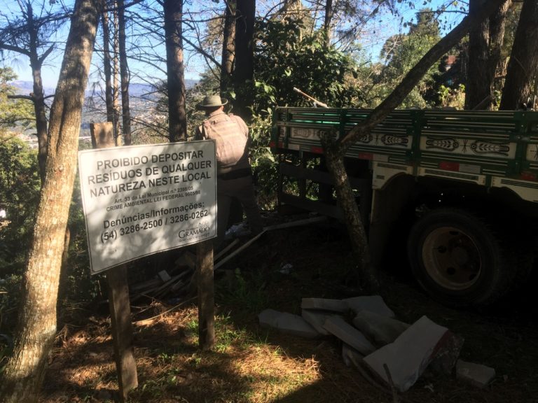 Patram flagra caminhão realizando descarte irregular de lixo