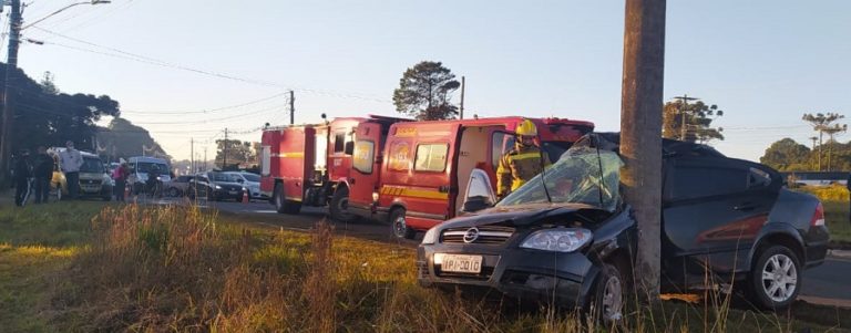 Vítima de acidente ficou presa nas ferragens e prensada no poste