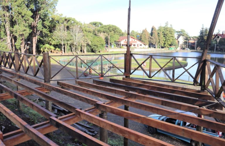 Obras do deck do Lago Joaquina Rita Bier recomeçam após a chegada da madeira