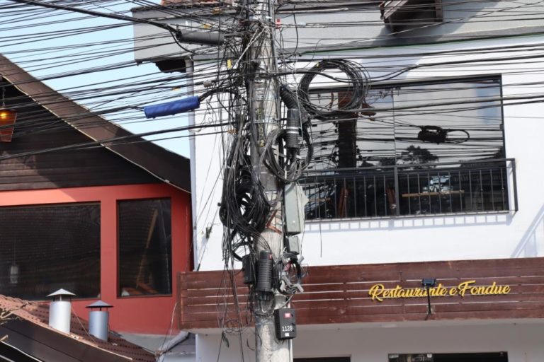 Empresas têm 30 dias para corrigir fiação em postes de Gramado, após o prazo os fios serão retirados
