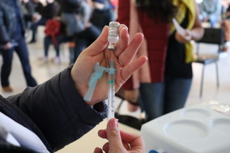 Restam 154 doses para maiores de 18 anos inscritos no cadastro de vacinação contra a Covid-19