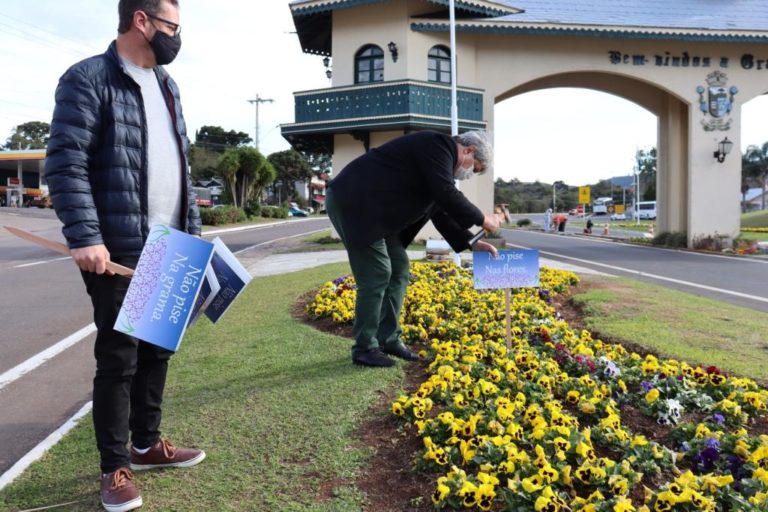 Para evitar destruição de jardins, Prefeitura de Gramado instala placas de avisos