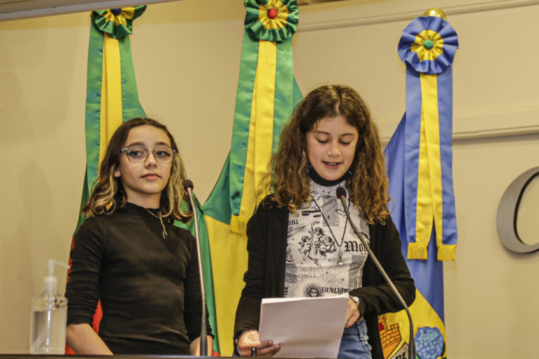 Estudantes apresentam campanha em benefício dos animais na Tribuna do Povo