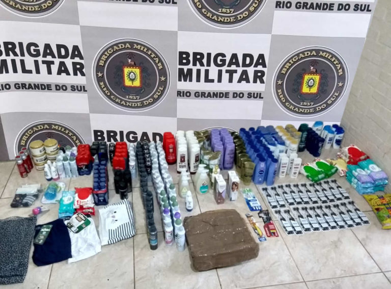 Casal furta mais de 300 produtos em loja e acaba preso quando tentava fugir