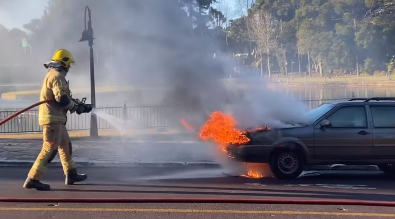 Bombeiros apagam fogo em veículo em Gramado