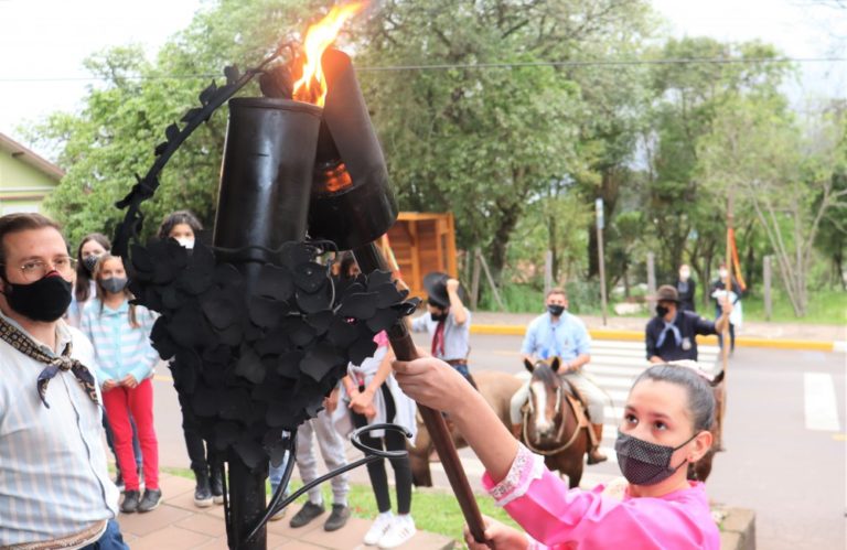 Festejos da Semana Farroupilha iniciam com acendimento da Chama Crioula na Várzea Grande
