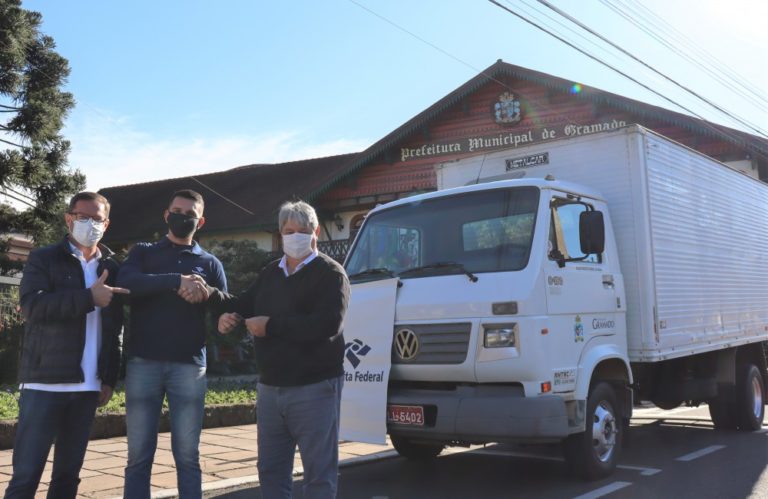 Gramado recebe doação de caminhão da Receita Federal
