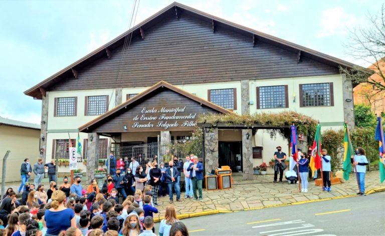 Estudantes da Senador Salgado Filho celebram a Pátria
