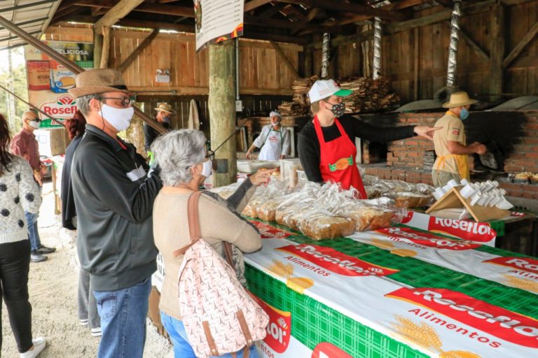 Uma autêntica festa italiana, alemã e portuguesa iniciou hoje em Gramado