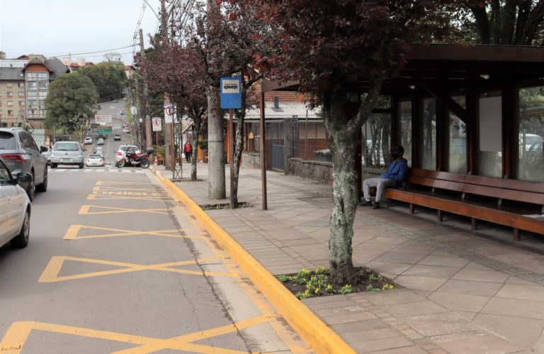 Veículo que estacionar na faixa exclusiva de ônibus será multado