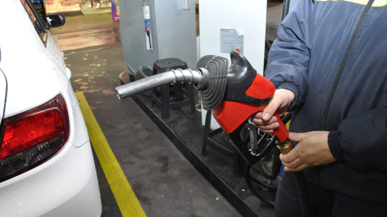 Preço médio da gasolina comum sobe R$ 0,54