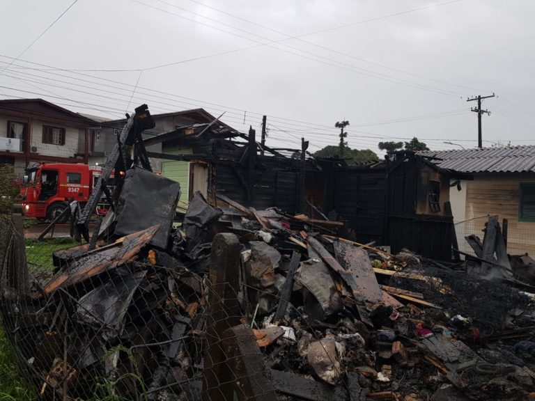 Casa é completamente destruída pelas chamas no São Lucas