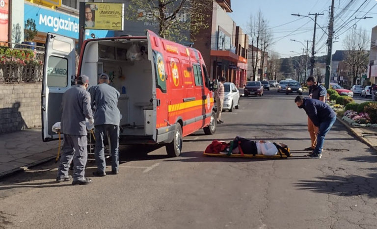 Ciclista cai ao se chocar em porta de veículo