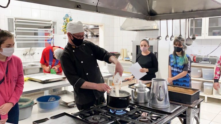 Curso inicial de confeitaria é oferecido a jovens canelenses