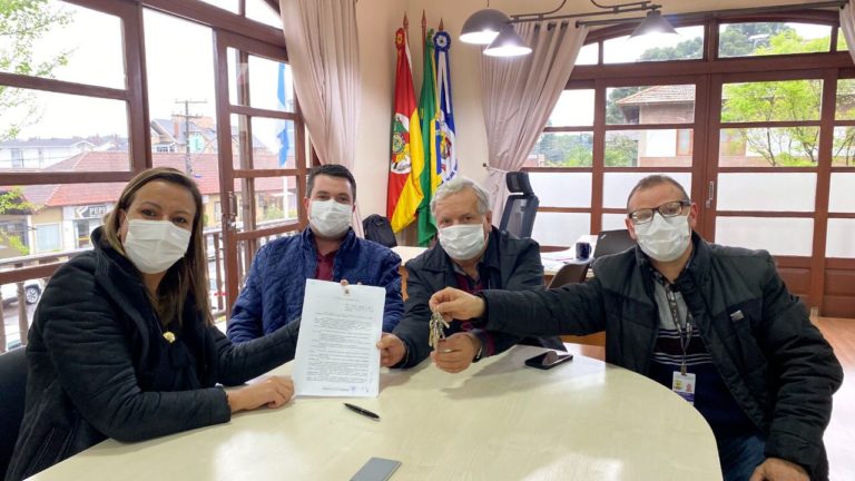 Prefeito Constantino Orsolin assina lei que institui a Casa Vitória