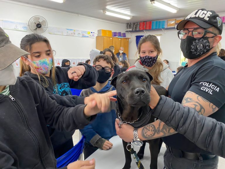 Policiais Civis conversam sobre maus tratos a animais com alunos da Escola Dante Bertolucci