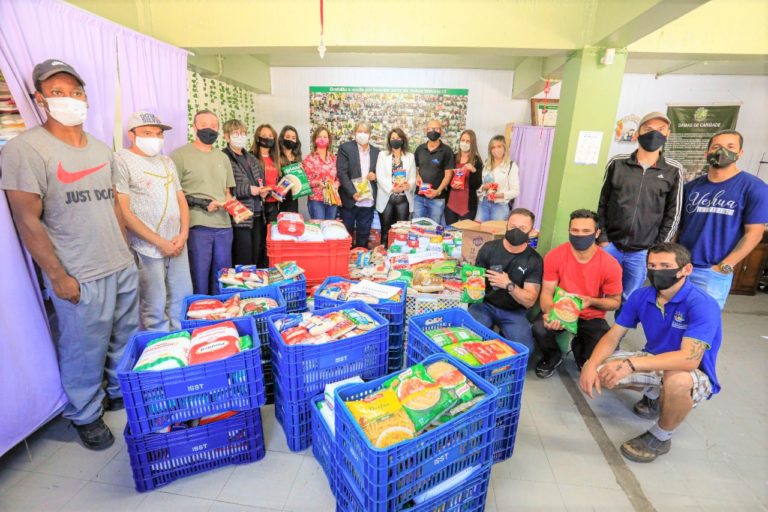 Entidades recebem alimentos arrecadados na troca dos ingressos do espetáculo de abertura do 36º Natal Luz