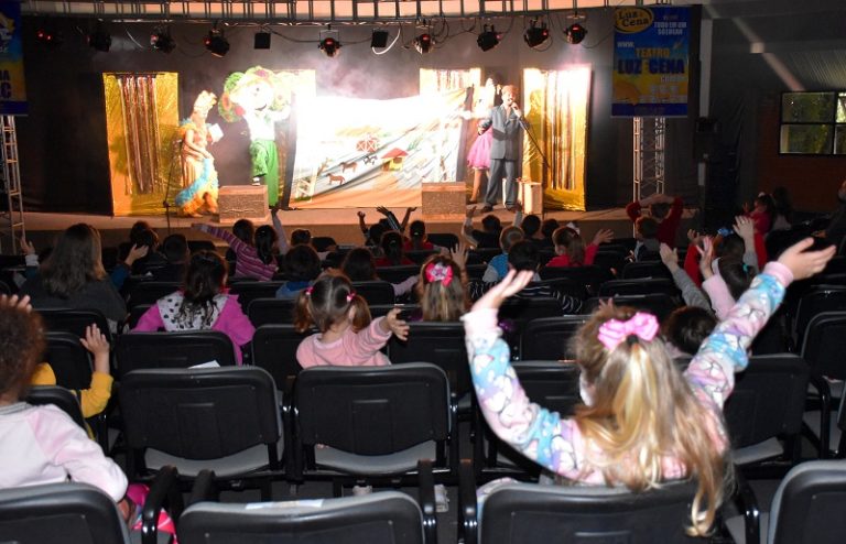 Primeiro dia da Feira do Livro de Nova Petrópolis é marcado por apresentações teatrais
