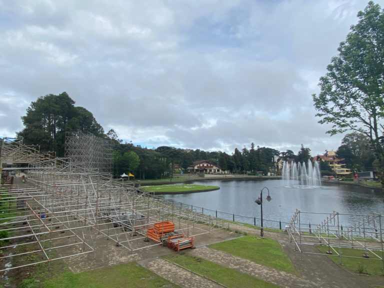 No cenário bucólico do Lago Joaquina Bier, em Gramado, acontece o espetáculo Natalis – A Criação