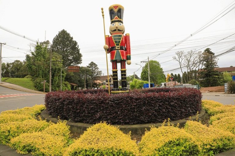 Decoração do Natal Luz começa a chegar nas ruas de Gramado