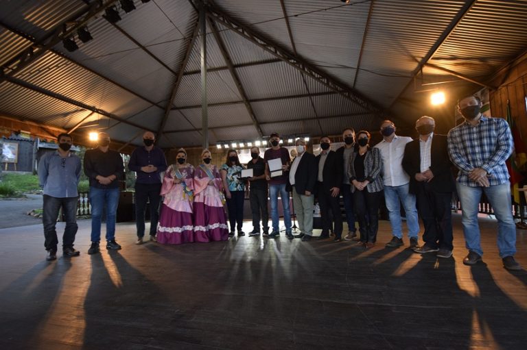Câmara de Vereadores entrega três moções na Festa da Colônia de Gramado