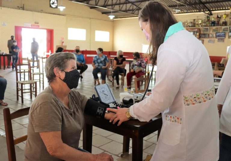 40 moradores recebem consultas em retomada dos atendimentos no interior de Gramado