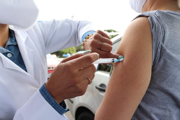 Covid-19: Aplicação de primeira dose em moradores com idade a partir de 18 anos acontece nesta sexta-feira
