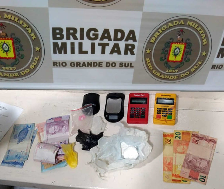 Dupla é presa por tráfico de drogas no Eugênio Ferreira