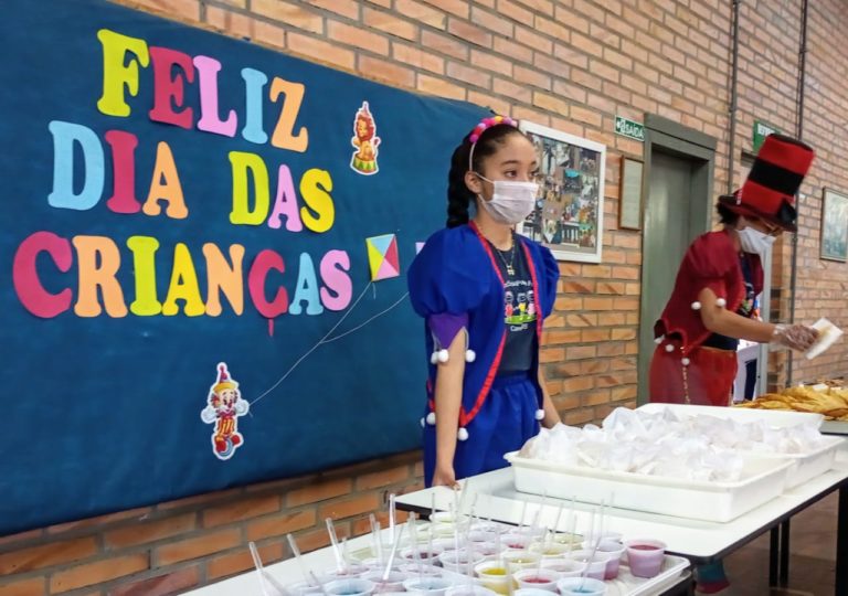 Com guloseimas e muita diversão, crianças do Centro Social Padre Franco tem tarde festiva
