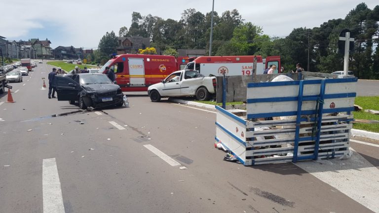 Duas pessoas ficam feridas em colisão na Avenida