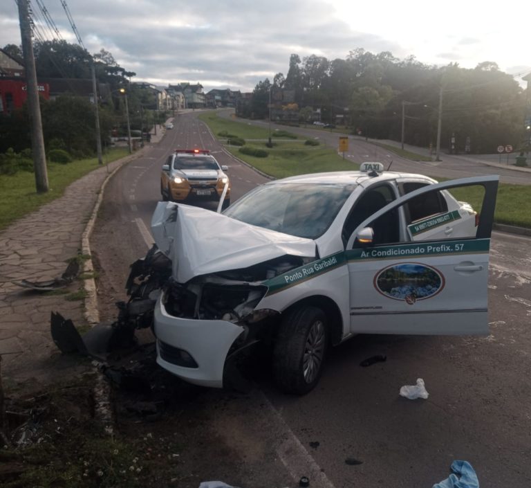Taxista sai da pista e colide contra poste
