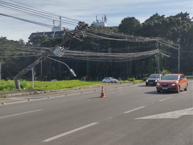 Veículo quebra poste na ERS-235