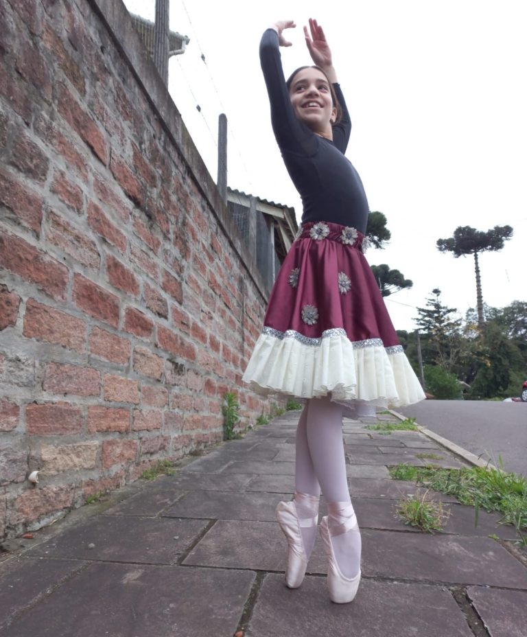 Bailarina de 10 anos busca lugar no Teatro Bolshoi