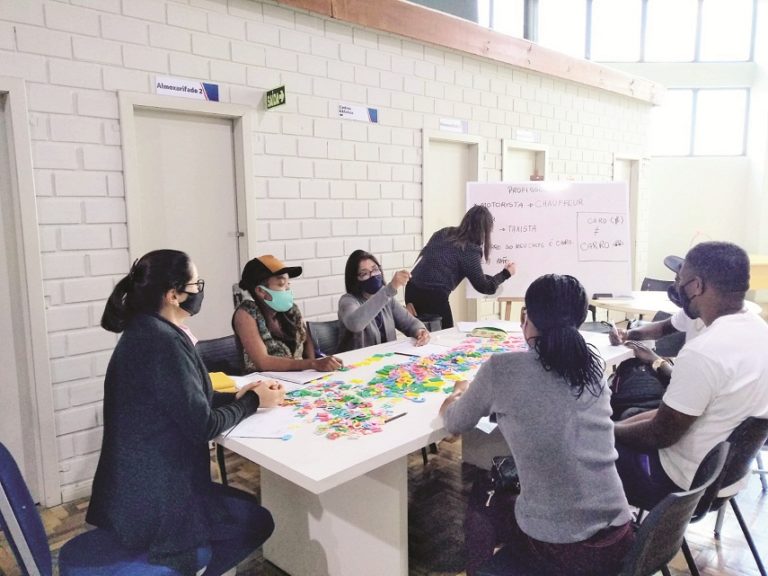 Imigrantes recebem aulas gratuitas de português
